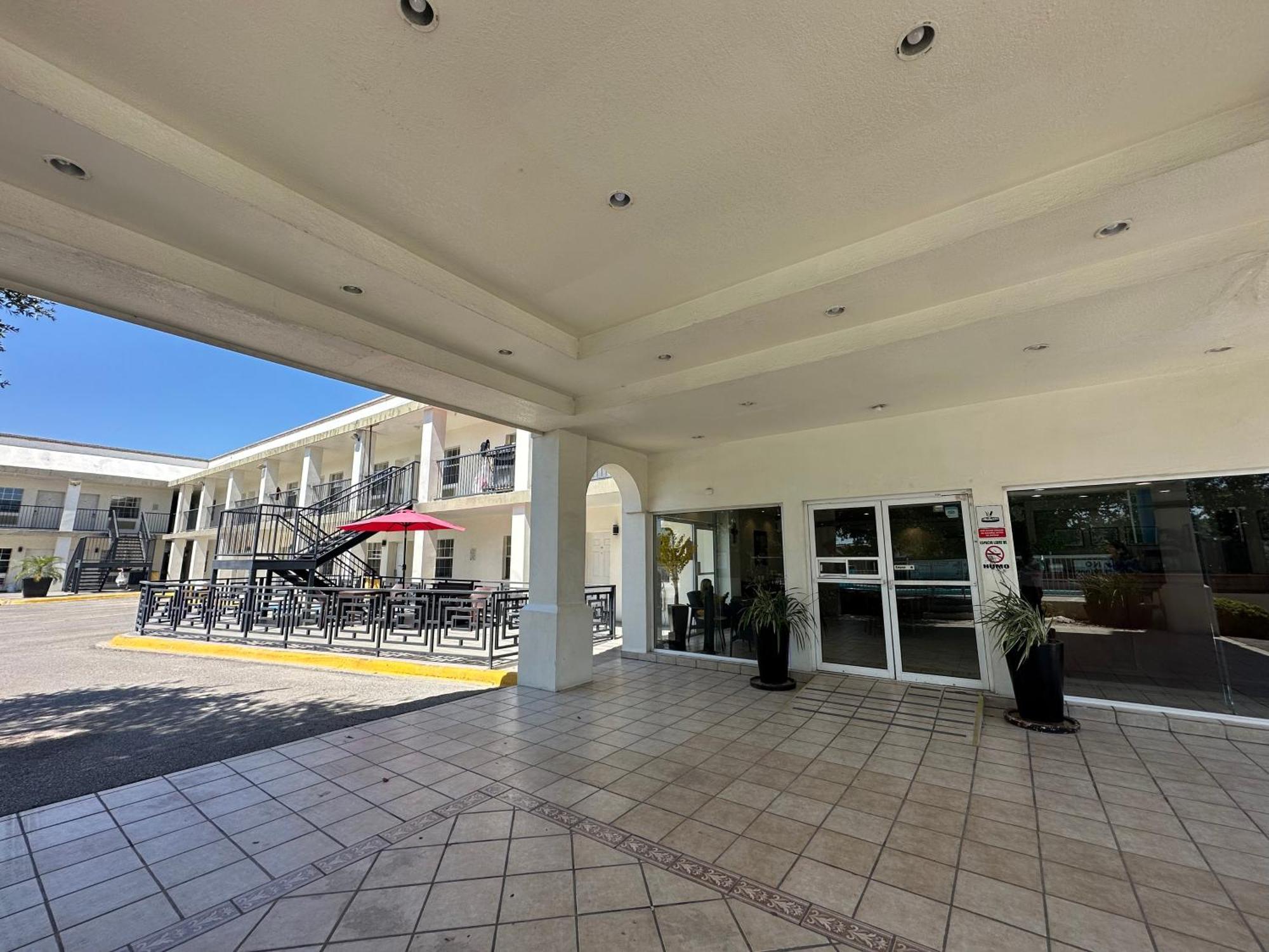 Hotel Quinta San Carlos Inn Manuel Valdez Екстер'єр фото
